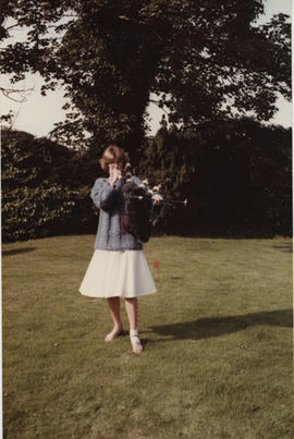 Photograph of Clara Guttadoro playing the pipes